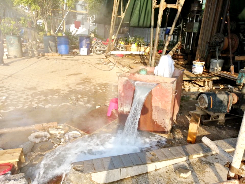 十、宁都县小布镇成功钻获地热井_副本10