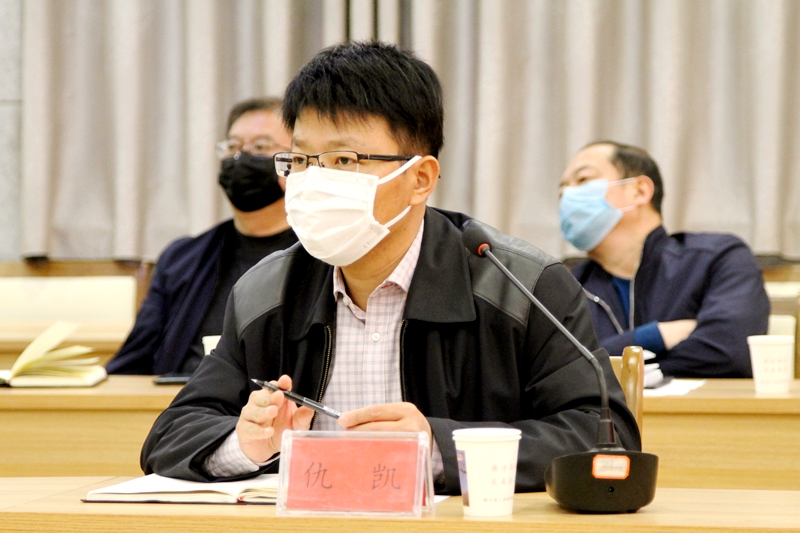 顺平县县长邓艳学在会上讲话