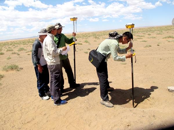 吉林沙漠1:25万水文地质调查开展RTK测量