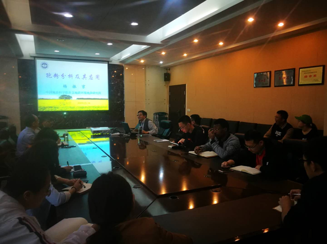 在沈阳大学作学术报告