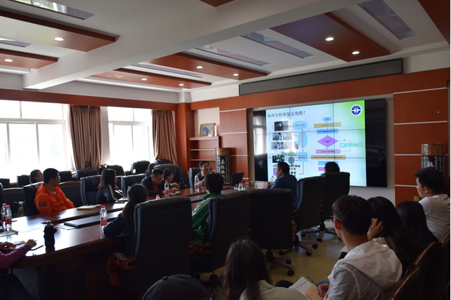 在辽宁师范大学作学术报告