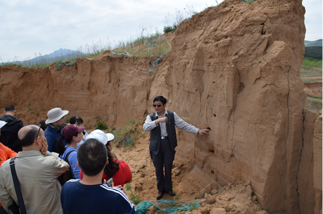 野外为辽宁师大年轻教师和研究生讲解七顶山黄土剖面